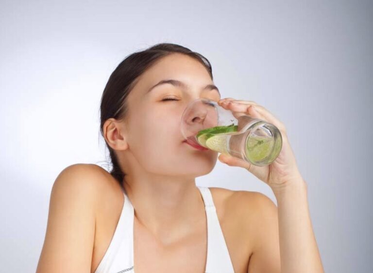 Qué pasa si tomas agua tibia en ayunas todos los días